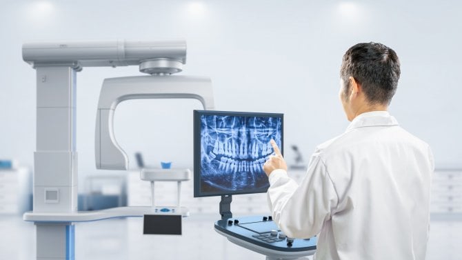 Zapomeňte na zubní implantáty. Vědci testují terapii, která by mohla obnovovat přirozený chrup možná už během příští dekády
