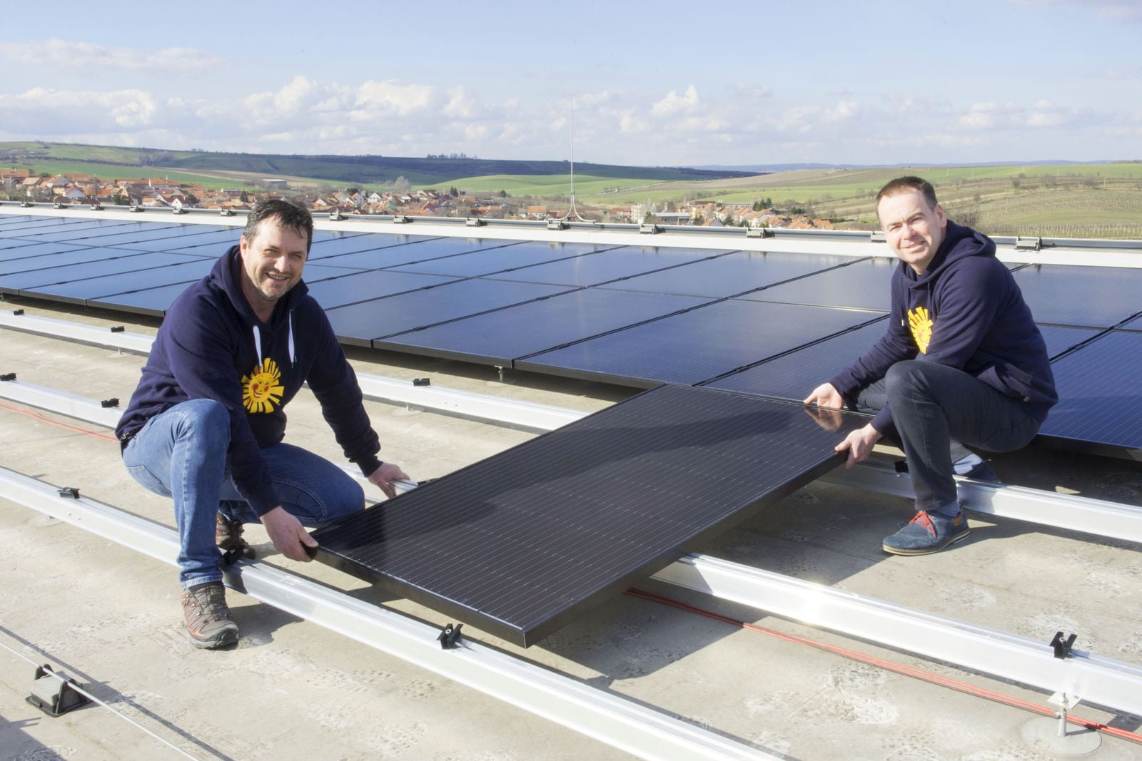 Na ekologii se tu myslí všude, stroje pohání sluneční energie z elektráren na střechách hal