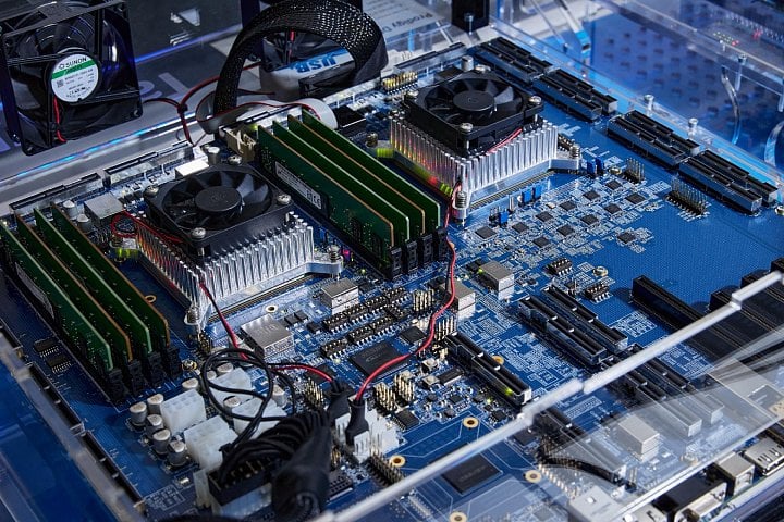 Emulátor procesoru Tachyum Prodigy běžící na FPGA část emulující IO a paměťový subsystém