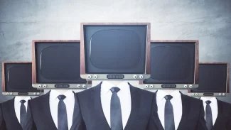 Pět lidí v obleku, kteří mají místo hlavy televizor