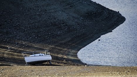 Náhledový obrázek - Vyschlá kaskáda. Chlouba československého inženýrství na Vltavě ztrácí svůj účel