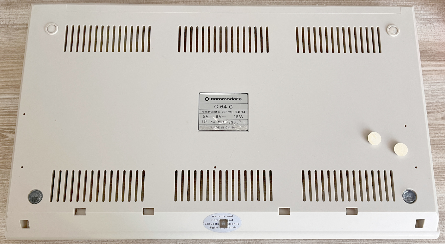 Připravený spodní díl krytu, odstraněny dvě původní lepivé bílé přístrojové nohy a nahrazeny novými z průhledného materiálu.