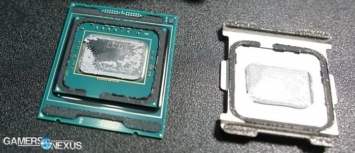 Procesor Skylake-X s odstraněným rozvaděčem tepla. V pravo nahoře je RFID čip (Zdroj: GamersNexus)