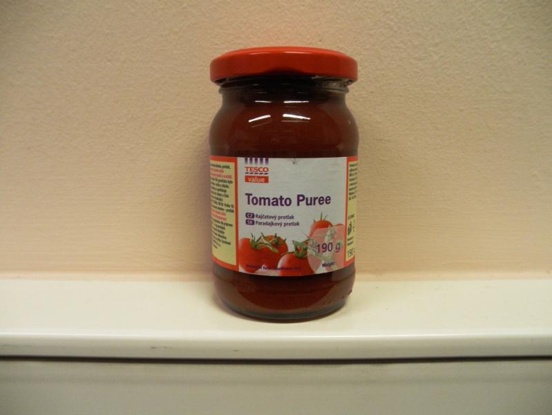 "Na 100 g protlaku bylo použito 5-6 kg rajčat". To podle etikety. Laboratorními rozbory však bylo zjištěno, že na výrobu bylo použito pouze 279 g rajčat na 100 g výrobku.