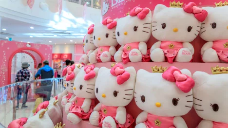 Náhledový obrázek - Hello Kitty slaví půlstoletí. Zisk firmy narůstá i díky novému šéfovi, který rozjel spolupráci se známými značkami