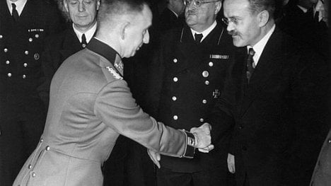 Náhledový obrázek - Dohodu s nacisty Molotov-Ribbentrop schvaluje téměř polovina Rusů