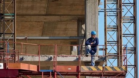 Náhledový obrázek - O práci mohou přijít desítky tisíc stavbařů