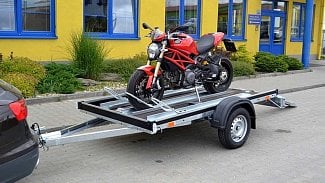 Náhledový obrázek - Na přívěsu od Agadosu lze převážet i motocykly