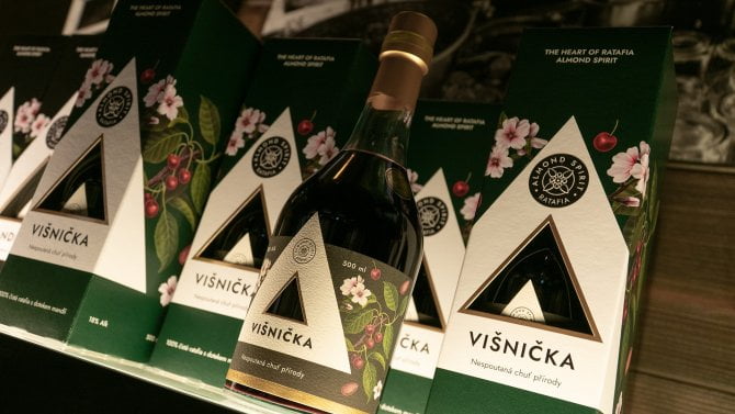 Česká Ratafia po boku světových velikánů. Její přírodní mandlový likér s košer certifikací uspěl na nejprestižnější soutěži lihovin