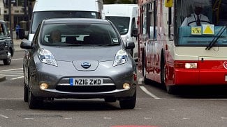 Náhledový obrázek - Pět anglických měst zvýhodní elektromobily. Budou moci jezdit dokonce i v protisměru