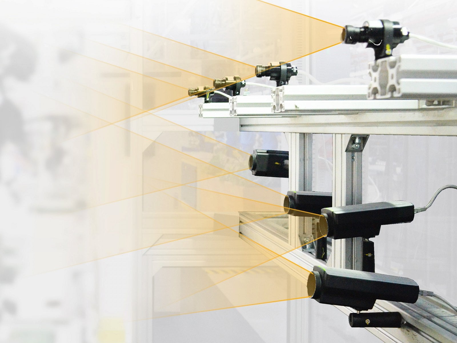 Kamery snímají zkoumané kusy v běžné a infračerveném světle, případně měří teplotu.