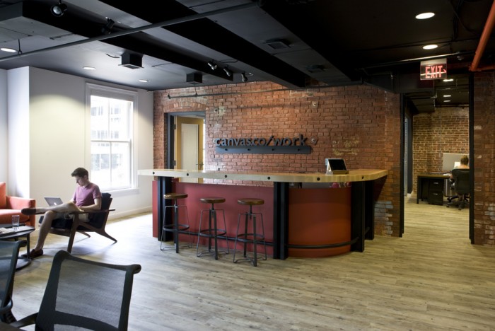 550 metrů čtverečních bez jediných zavřených dveří. Washingtonský Canvas sází na to, že kreativita přichází spolu s představivovstí, a ta se podpoří ve spolupráci s okolím. Respektive s dalšími kreativci v okolí.