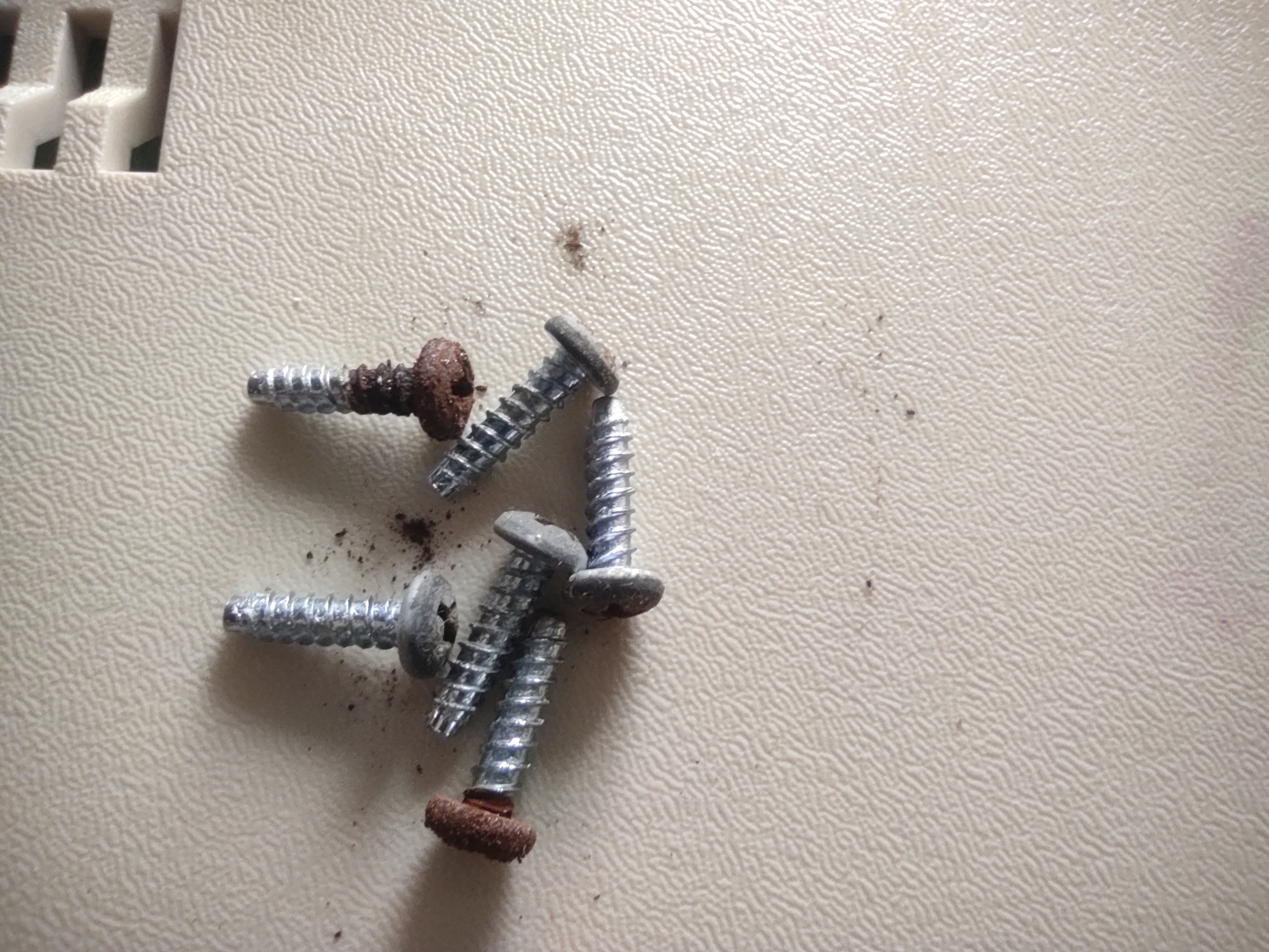 Rezavějící šroubky.