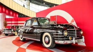 Náhledový obrázek - Škoda VOS: Historie československých vládních automobilů je přehledem politických obratů