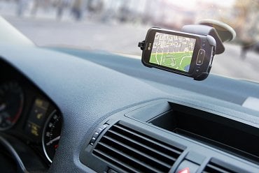 <p>&#160;Telefon umístěný v držáku</p>