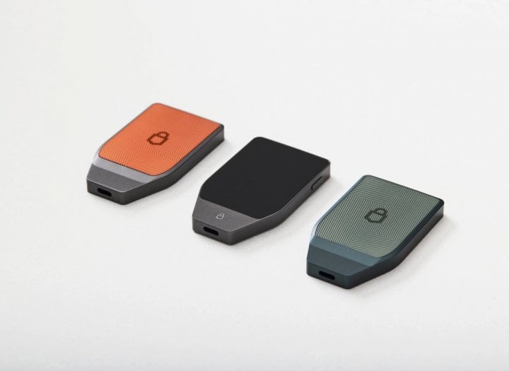 Autor: Trezor, podle licence: <a href="https://creativecommons.org/publicdomain/mark/1.0/deed.en">Public Domain</a> Trezor Safe 7