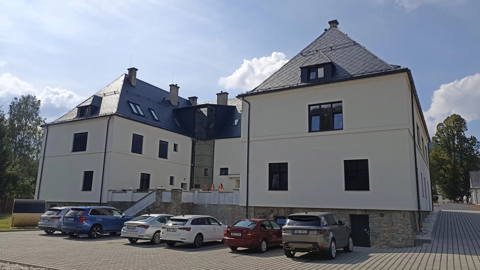 Ulrichova vila ze zadní strany. Díky rekonstrukci zde vznikly dva nové výtahy, takže i vyšší patra jsou bezbariérová.