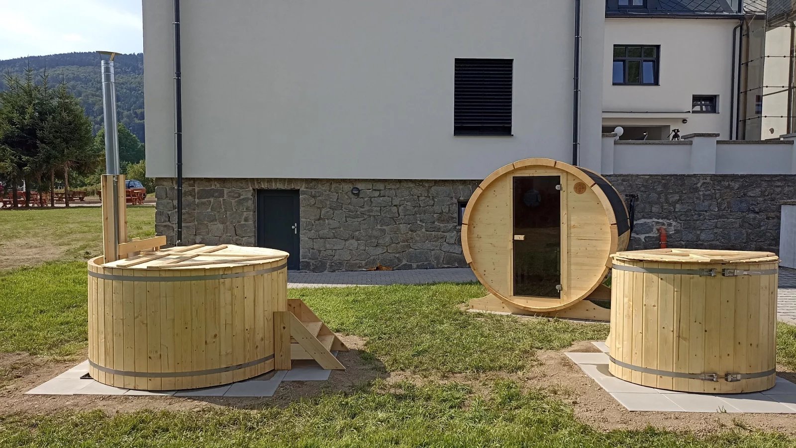 Venkovní sauna a koupací sud s vířivkou