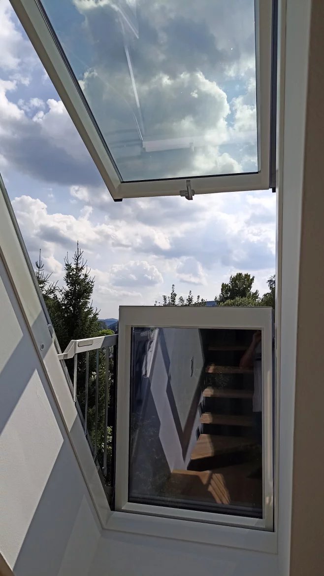 Součástí některých podkrovních bytů jsou střešní okna s výsuvným balkonem
