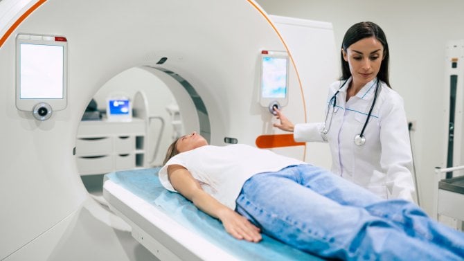 Zdravotnice vyšetřuje ženu v prstenci magnetické rezonance