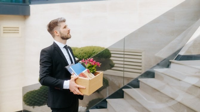 Bílý límeček bez práce, zaměstnanec, propouštění