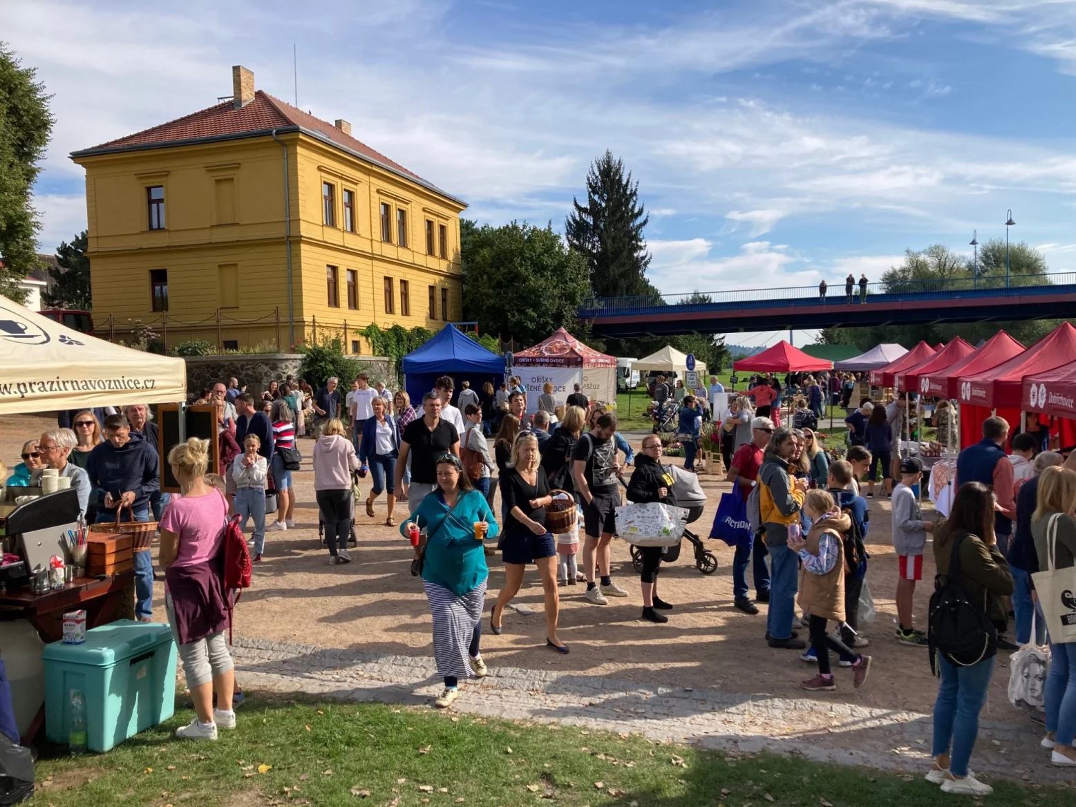 Na farmářské trhy míří lidé za kvalitou i společností