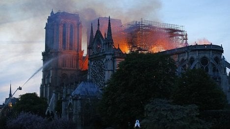 Náhledový obrázek - Katedrálu Notre-Dame se podařilo uhasit. Na její obnovu se chystá mezinárodní sbírka