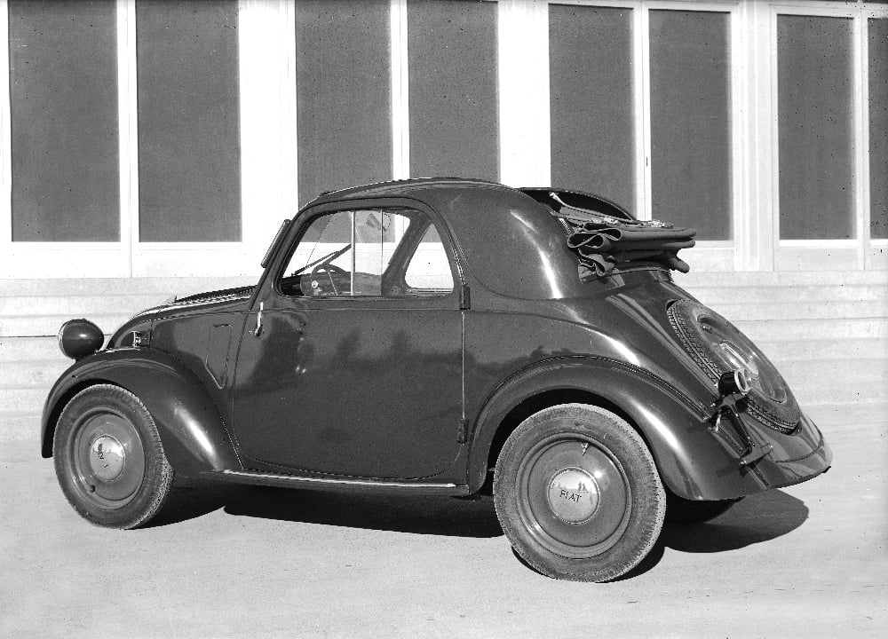 Topolino s látkovou posuvnou střechou, dávající osádce pocit volného nebe nad hlavou. Podobnými finesami proslul například Citroën 2CV