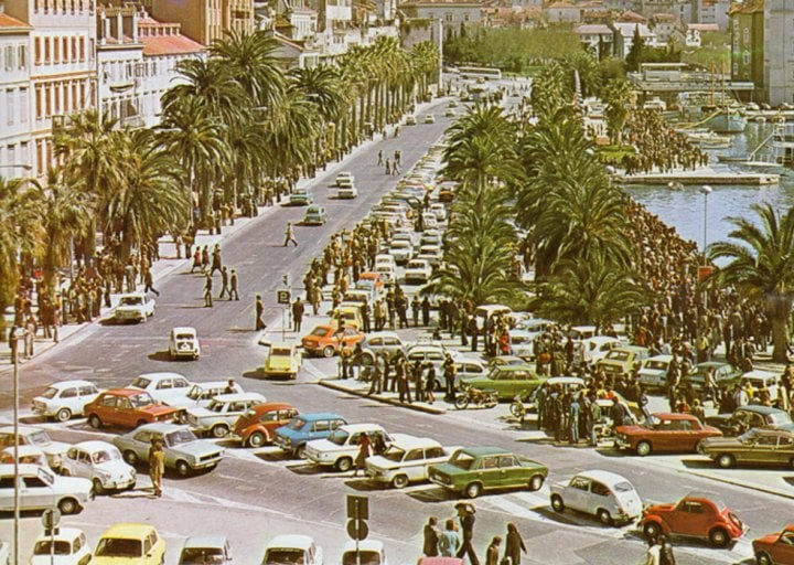 Autor: Archiv Svatopluka Jíchy, se svolením Výřez z pohlednice, zobrazující (kdysi) jugoslávský Split. Když najdete Topolino, dáme vám… No asi nic, jen budete mít potvrzené, že dobře znáte dnešního jubilanta!!