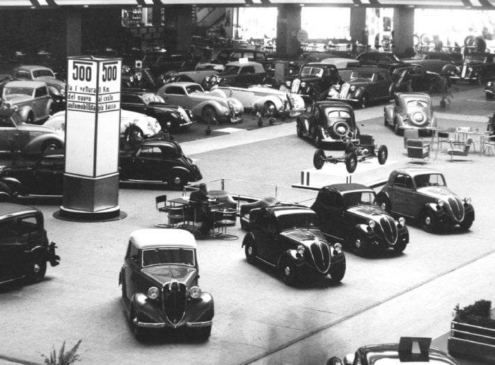 Autor: Archiv Svatopluka Jíchy, se svolením V expozici Fiatu při autosalónu v Milánu se pyšní řada „pětistovek“ A vedle ostatních koncernových řad, například 508
