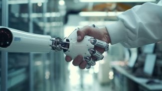 Podání ruky mezi člověkem a robotem ve výzkumné laboratoři, kteří společně usilují o úspěch - koncept technologických inovací, pokroku v oblasti strojového učení a partnerství s budoucí umělou inteligencí.