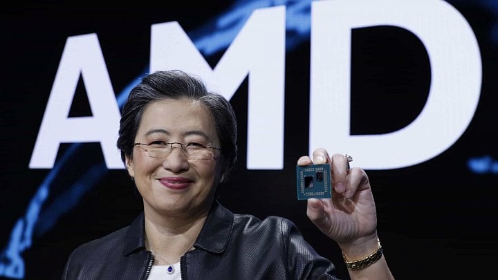 CEO AMD drží vzorek Ryzenu 3000 na CES 2019