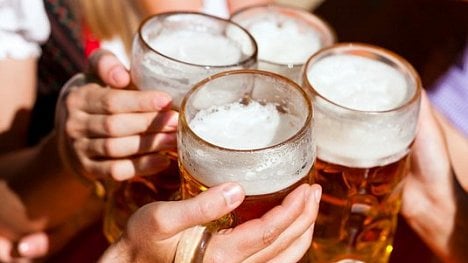 Náhledový obrázek - Daň za velkou akvizici. Zisk pivovaru AB InBev prudce klesl