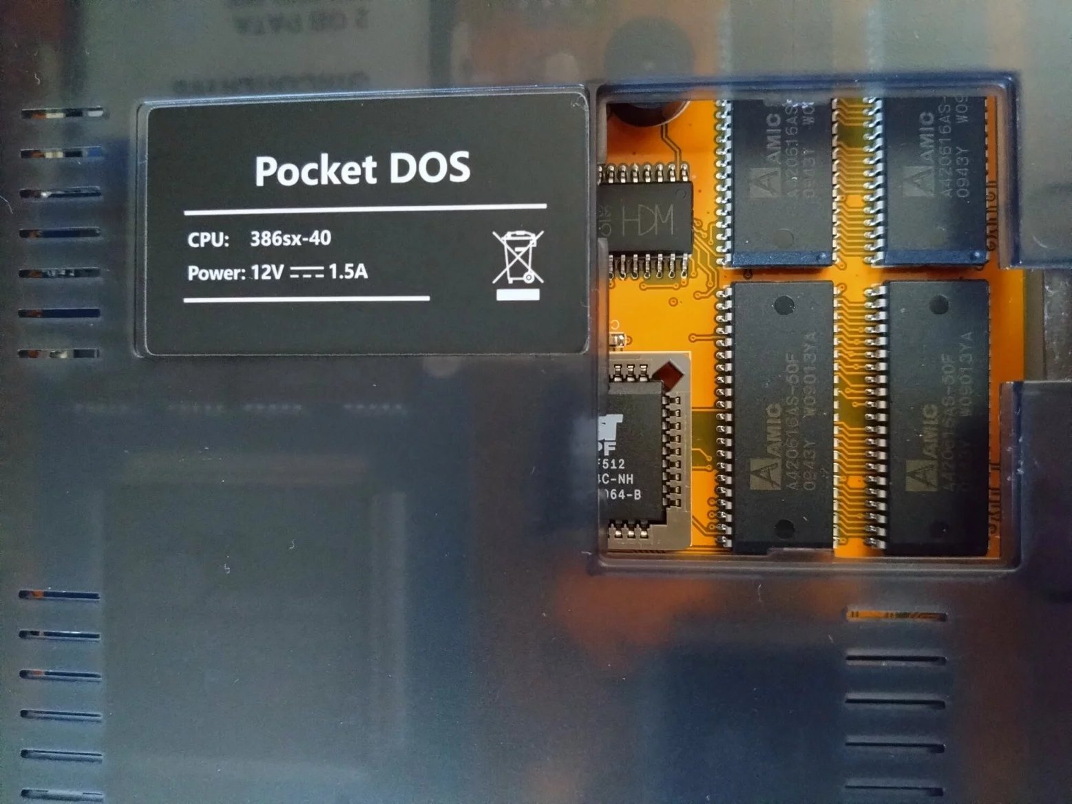 Pocket 386: balení, kastlíky a konektory