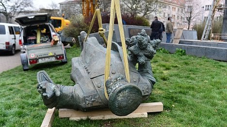 Náhledový obrázek - „Koněva zpátky na místo," Před českým úřadem v Petrohradě se demonstrovalo. Petříček poslal Rusům nótu