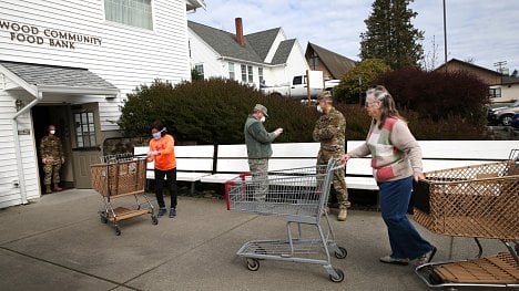 Náhledový obrázek - Koronavirus do USA vrátil hlad. Potravinové banky nezvládají