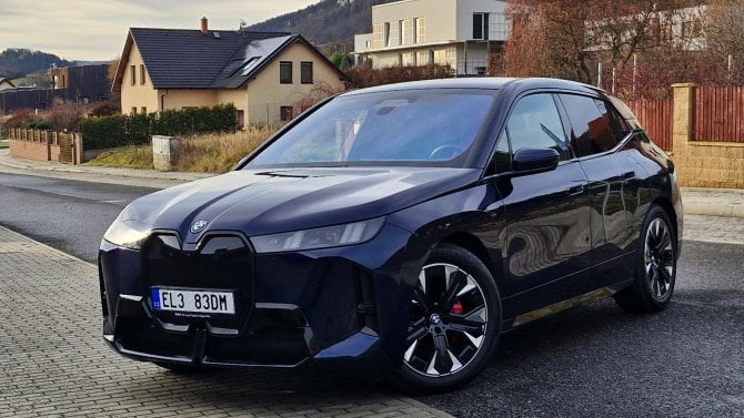 Test BMW iX: Kontroverze zůstala, ale luxusu a pohodlí je více. A to se vyplatí