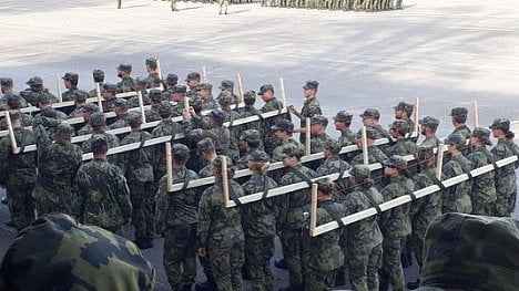 Náhledový obrázek - Nácvik na přehlídku: přivázat vojáky k fošně byl „momentální nápad“ velitele
