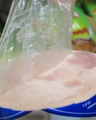 ŠUNKOVÝ SALÁM VÝBĚROVÝ. Kategorie: Nebezpečné potraviny. Nevyhovující parametr: změny způsobené mikrobiální činností, vůně, vzhled. Potravina měla oslizlý povrch a zapáchala po kvašení. Potravina se nepovažuje za bezpečnou, pokud jeví známky kažení. Výrobek měl prošlé datum použitelnosti - z tohoto důvodu nejsou uvedeny informace o výrobci. Místo kontroly: Canh Dang Van, Frýdlant