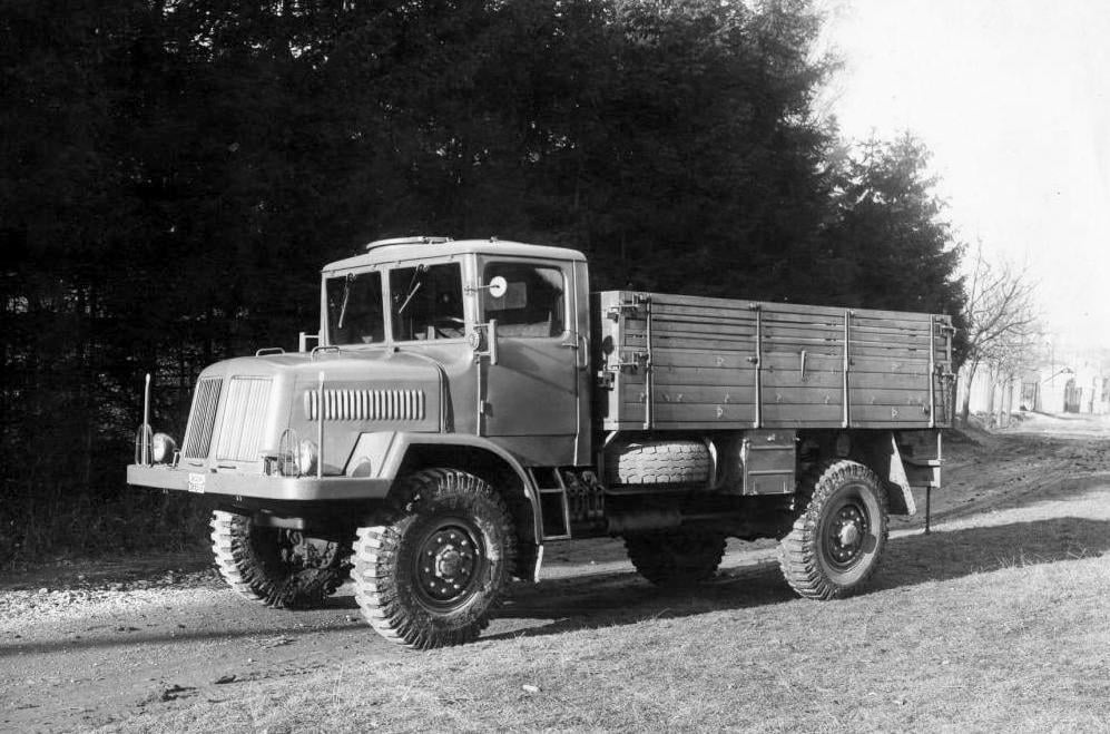 Tatra 128 v nejběžnějším valníkovém provedení měla vysoké bočnice a obvykle i plachtu