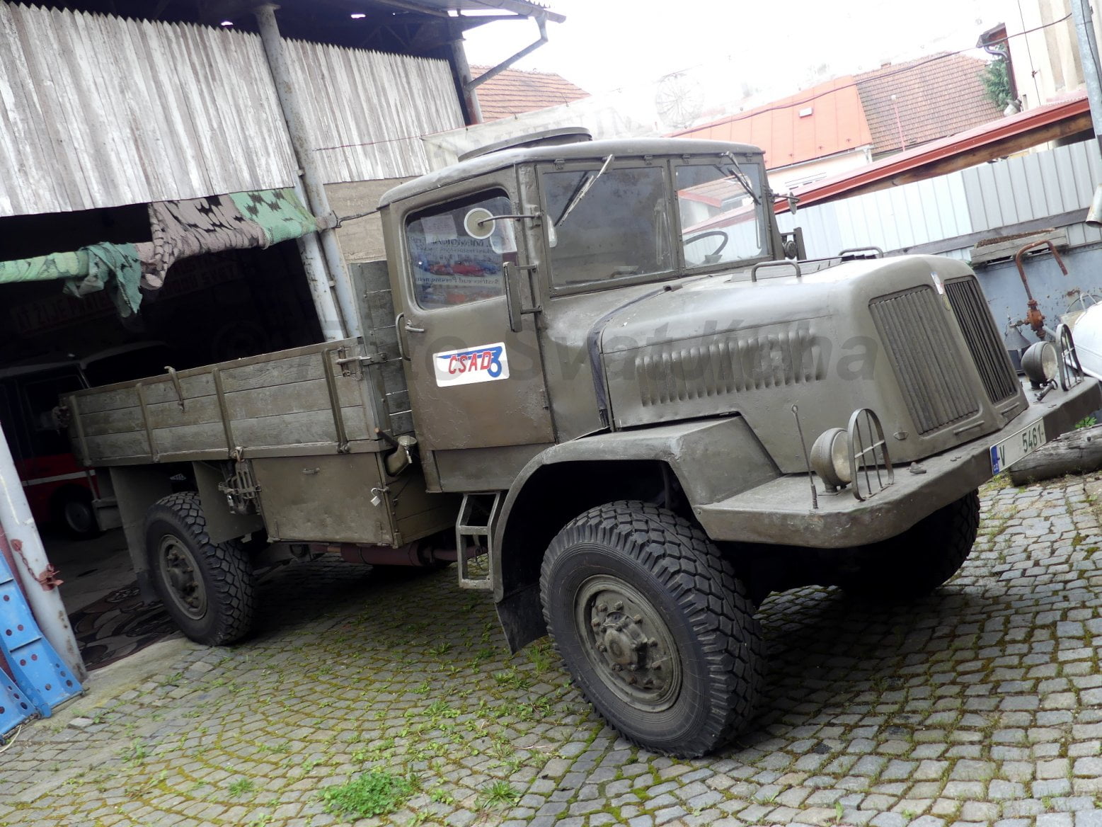 Pravdivě vypadající a s respektem k dobové podobě udržovanou Tatru 128 si můžete prohlédnout v expozici Depozit muzea rodiny Proseckých v Bystřici nad Pernštejnem. Tatra rozhodně není statický exponát, ale pravidelně vyjíždí!