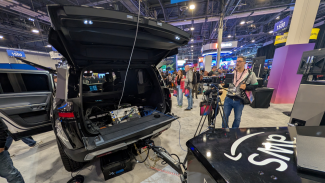 Rivian R1S s mobilním připojením k internetu od AWS