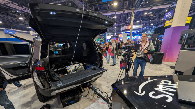 Rivian R1S s mobilním připojením k internetu od AWS