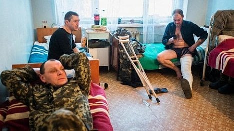 Náhledový obrázek - Kalašnikov a vlastní tablet. Vyčerpané ukrajinské armádě pomáhají studenti