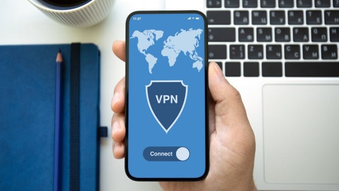 Mobilní telefon v kanceláři se zapnutou VPN