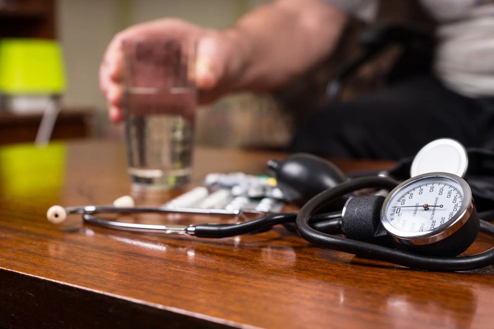 Na vysoký krevní tlak se běžně předepisují antihypertenziva. Společně s tím lékař většinou doporučí úpravu životního stylu: konzumaci zdravých potravin, pohyb nebo třeba zákaz kouření a nadměrné konzumace alkoholu.