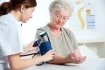 Vysoký krevní tlak neboli hypertenze odpovídá rozsahu od 130/85 mmHg výše. Při takových hodnotách je vhodné konzultovat svůj zdravotní stav s lékařem.
