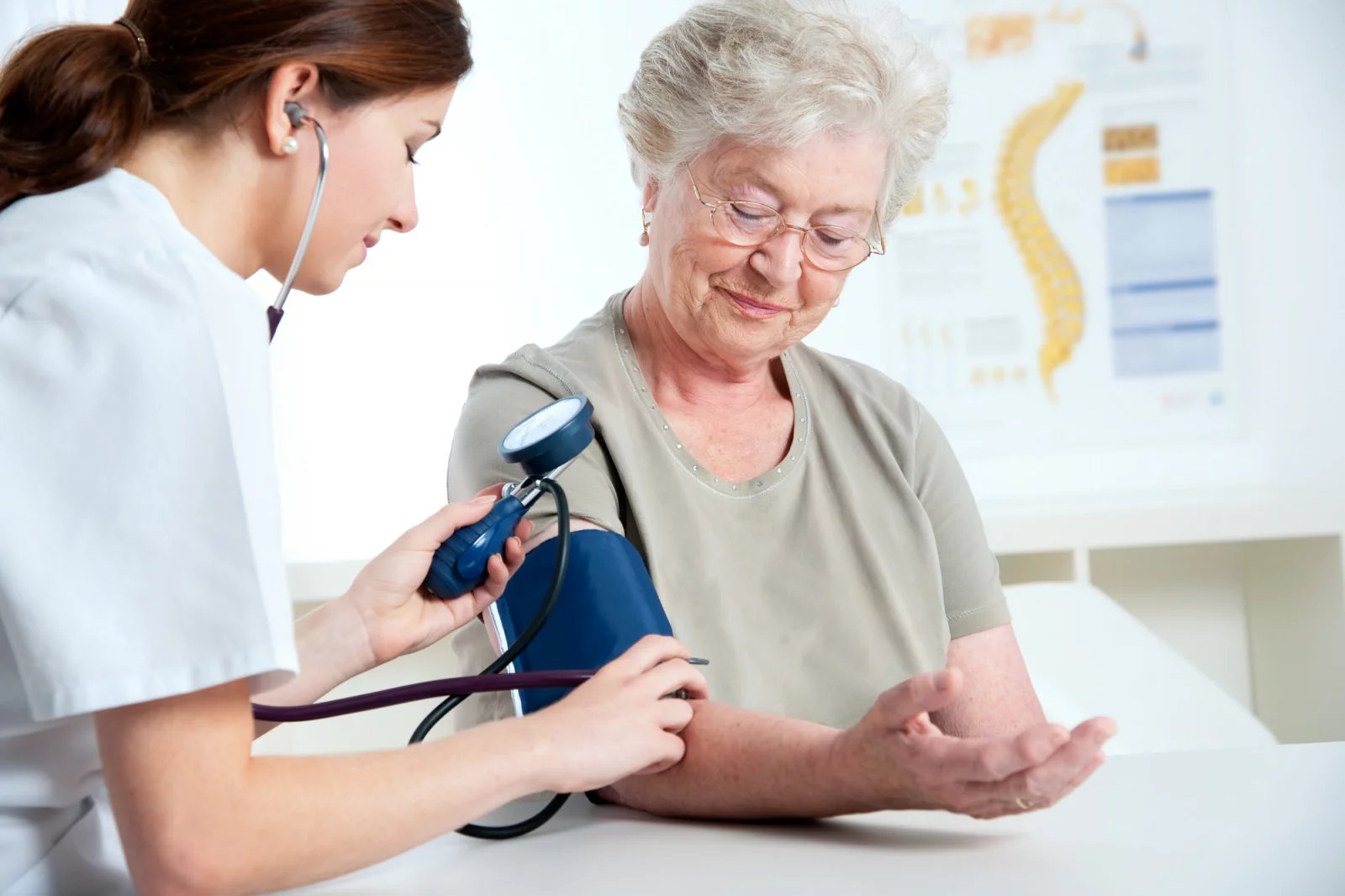 Vysoký krevní tlak neboli hypertenze odpovídá rozsahu od 130/85 mmHg výše. Při takových hodnotách je vhodné konzultovat svůj zdravotní stav s lékařem.