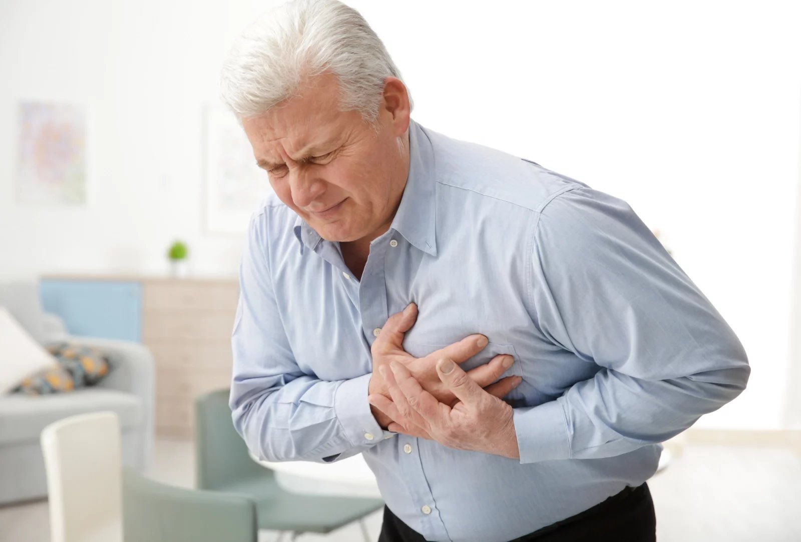 Infarkt myokardu nebo mozková mrtvice patří k nejvážnějším komplikacím spojeným s vysokým krevním tlakem. Mezi další zdravotní obtíže se řadí ateroskleróza tepen dolních končetin, zrakové poruchy nebo erektilní dysfunkce.