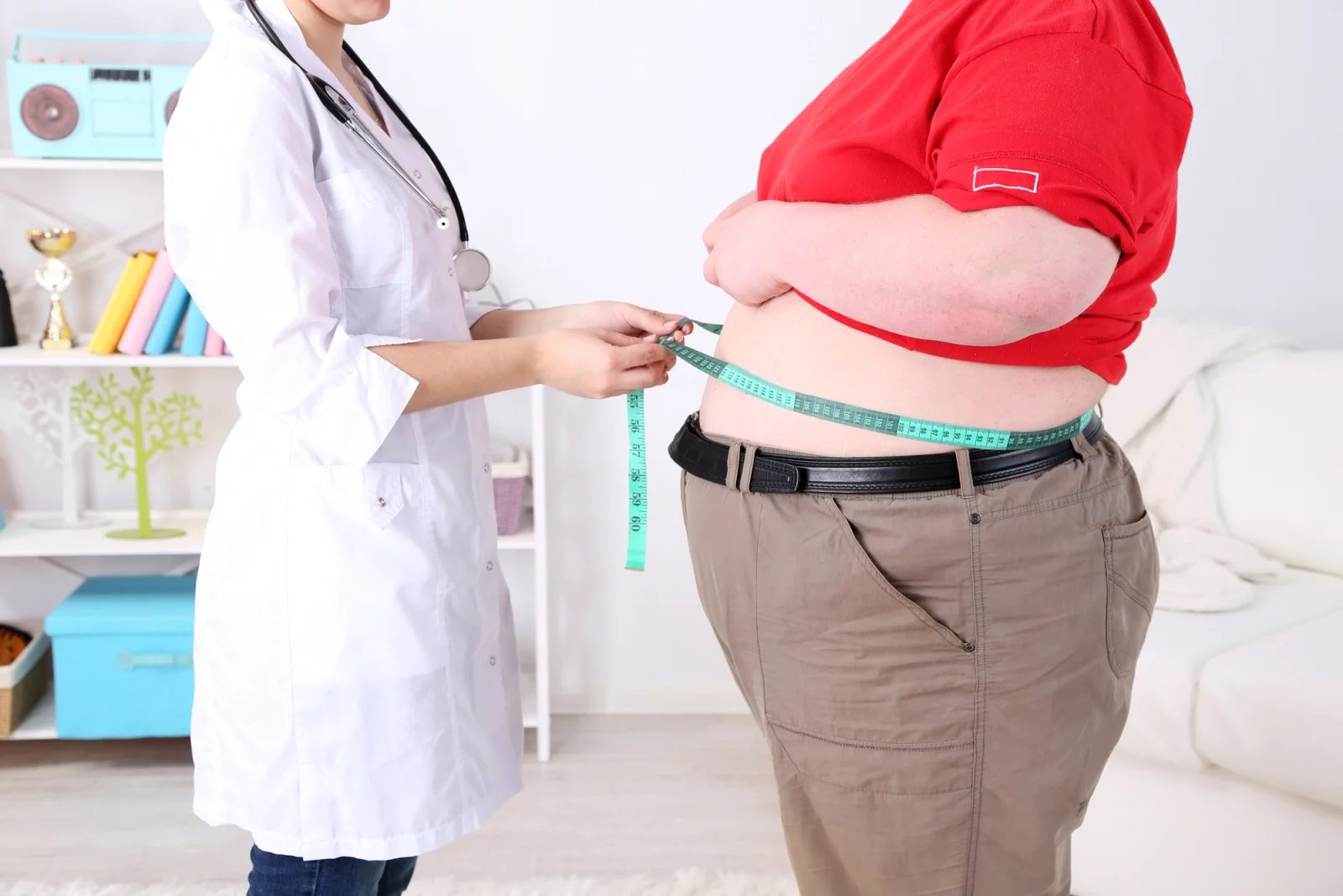 Jednou z běžných příčin vysokého krevního tlaku je obezita. Další faktory, které tlak nepříznivě ovlivňují, jsou kouření, tučná a nezdravá jídla, chronický stres a nedostatek pohybu.